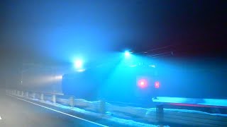 青い閃光を放つ機関車と併走　Running side by side with a locomotive that emits a blue flash