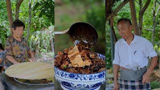 Dried beans are stewed in a large pot. This is how ground-pot chicken tastes.