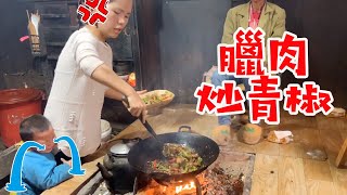 貴州這個地方這樣做飯的，豬頭肉炒青椒味道真香，火鋪上的臘肉！【農村小潘】