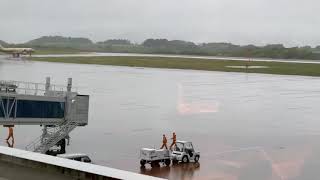 富士山静岡空港　清水港海山空港店　富士ドリームエアーラインズ　雨のエアーポート　エンジン前回離陸。