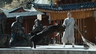 5 masters intrude the Shaolin Temple,but the old monk,a martial arts master,appalls them with a palm