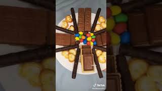 وضع الشوكلاتات والبسكويت في الصحن 🍫🍪