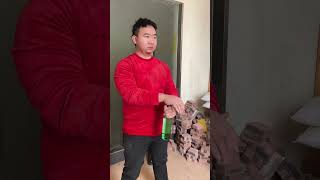 中国气功：美女把装满水的玻璃瓶拍碎Beautiful woman smashes the glass bottle filled with water#funny #功夫 #搞笑