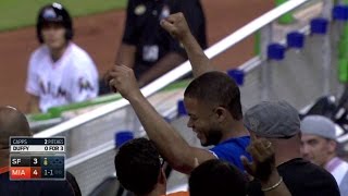 SF@MIA: Fan makes great barehanded grab on foul ball