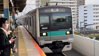 【E233系マト18編成  NN出場回送】E233系2000番台ﾏﾄ18編成が回送電車として長めの警笛を鳴らしながら北朝霞駅2番線を比較的高速通過するシーン（回9535M）2022.11.4