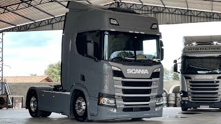 Polimento técnico e coat cerâmico na Scania R450 cinza (nardo)?