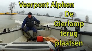 Bij veerpont Alphen de Gierlamp terug plaatsen na reparatie.