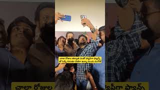 చాలా రోజుల తర్వాత ఎంతో హ్యాపీగా ఫ్యాన్స్ తో సెల్ఫీ దిగుతూ బిజీగా ఉన్నా మంచు మనోజ్#trending #telugu