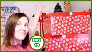 🎁 CHRISTMAS EVE BOX TOWER TO THE MOON 🌛 CHEEKY WEE B&M AND ALDI HAUL 😃 VLOGMAS 2020 DAY 19 🎅