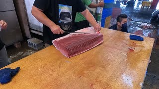 Two masters cut 300kg of large blue flag tuna at the same time