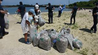 「海の日」を前に、唐津市立湊小の５年生が砂浜を清掃活動（2021年7月16日）