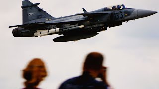 Hungarian JAS 39 Gripens in beast mode, full afterburner takeoff, fast and low [4K]