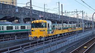 キヤE195系が赤羽駅を通過するシーン