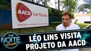 Léo Lins visita projeto da AACD | The Noite (26/10/17)