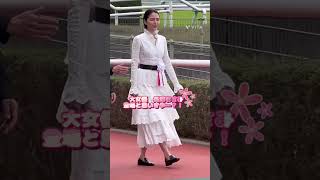 大女優長澤まさみさんが、阪神競馬場でウイナーズサークルで、待ちぼうけ😆#shorts