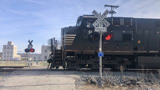 Railroad Crossing Signals Malfunctioning?  Train With Double DPU, Trains In Hamilton Ohio CSX  \u0026 NS