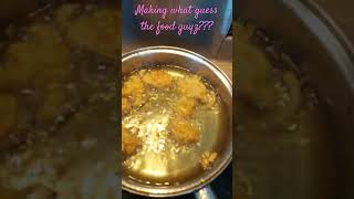 Mai Kia paka rhi hon guyz let me know in the comments box 🎁🎁#food #ukblog #viralclips #love 🥰🥰🥰🥰