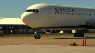 Raw: New England Patriots Arrive for Super Bowl