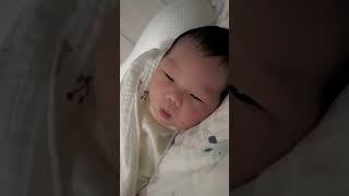 吃完奶就这样打嗝#宝爸带娃 #当代宝爸带娃现状 #人类幼崽   #baby #cute #funnybabies  #smartbaby  #shortbaby