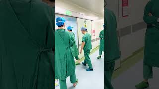 举着患者的双腿进行手术 #hospital #健康 #doctor