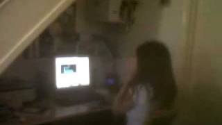 jade watching scary maze game x.3GP