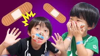 ウソつき兄弟に気をつけて！痛いよ～ママ！ばんそうこう貼って～！絆創膏で手当てごっこ