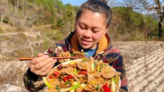 冬天的太陽真暖和，歐妹拿塊豬肝炒一鍋，加一堆泡椒爆辣太下飯了Eat delicious pork liver today