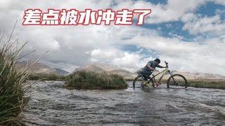 骑自行车去找受伤的流浪狗，差点被河水冲走了【环华穷游】