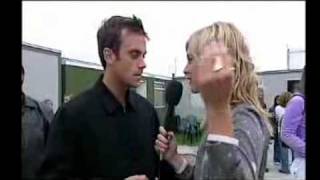 Robbie Williams tries to "pick up" Fearne Cotton