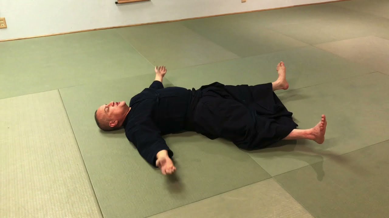 Aikido: Helpful Hints On Teaching Back-Breakfalls To Beginners - YouTube