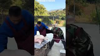 Hahahaha, pig slaughtering feed, pig slaughtering for Chinese New Year, haha ​​..., I am dying o