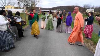 Gita Nagari kirtan with Bhaktimarga Swami the walking monk