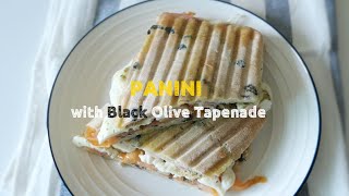 토마토 모짜렐라 파니니와 블랙 올리브 타프나드 | Panini with Black olive Tapenade