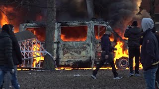 Minst nio poliser skadade vid upploppet i Örebro | TV4Nyheterna | TV4 & TV4 Play