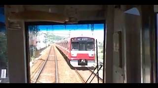 京急線能見台駅上り2番線ホームを発車して、京急富岡駅上り2番線ホームに到着するまでの、上り普通品川行き1000形324編成の先頭車両前面展望です！発車直後に、下り新逗子行き1500形とすれ違い！