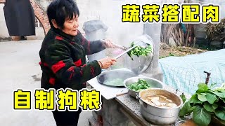 奶奶用蔬菜自製狗糧，再配上秘製調料，金毛狗狗吃的很帶勁【我是趙姐】