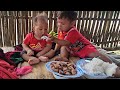 For the first time,the two babies ate delicious meat - lý thi My