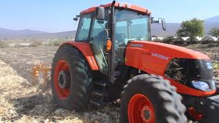 Tractor KUBOTA M135X con arado de 5 discos 30\