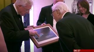 430 Million-year-old fossil given to Sir David Attenborough
