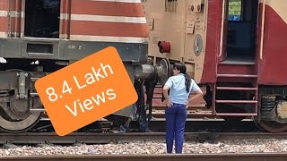 महिला लोको पायलट ने दिखाया नई नौकरी का जोश. Motivated lady loco pilot on first duty #viralvideo