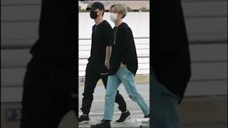 BAEKHYUN EXO IN AIRPORT