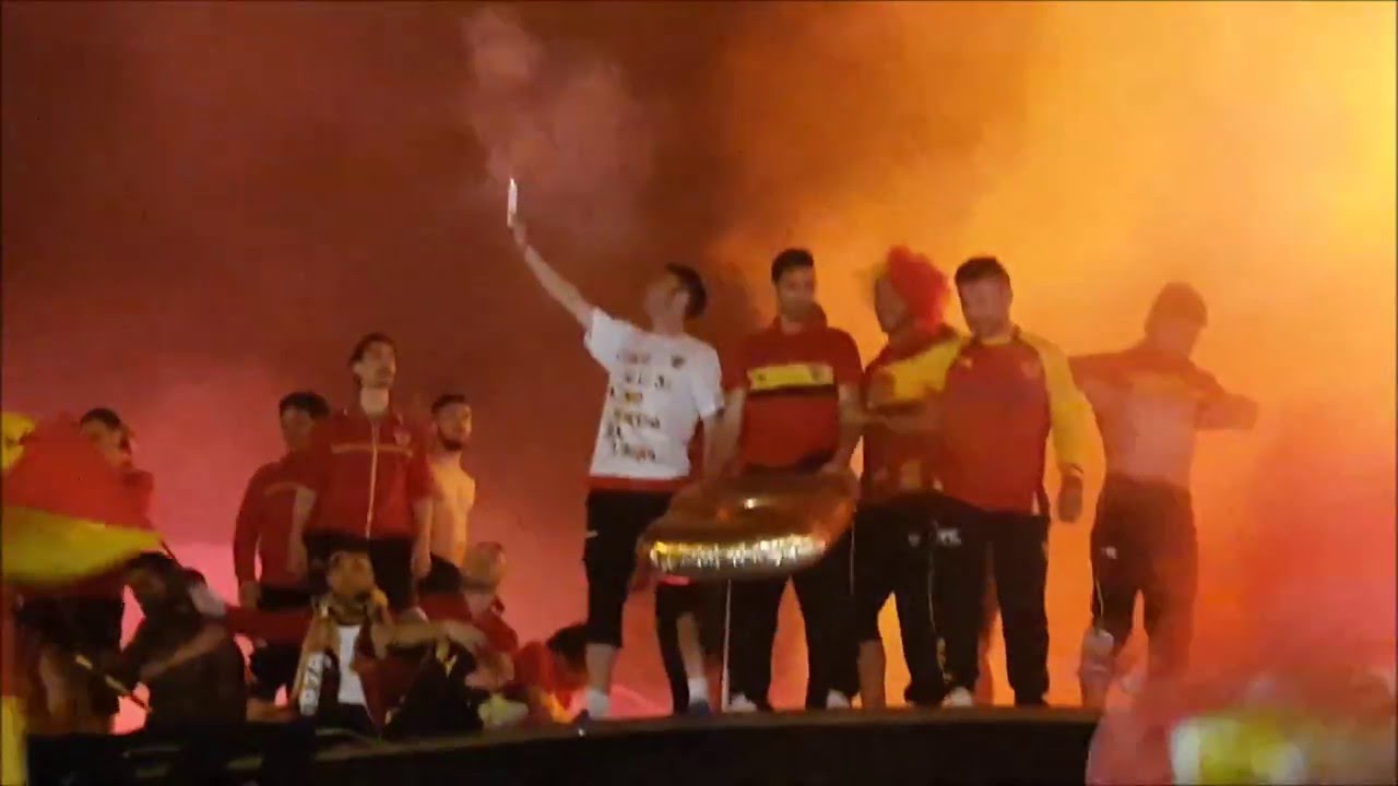 BENEVENTO IN SERIE B LA FESTA - YouTube