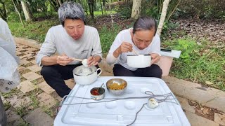 带媳妇骑三轮穷游云南，白天吃稀饭下3个菜，看看这生活太好了