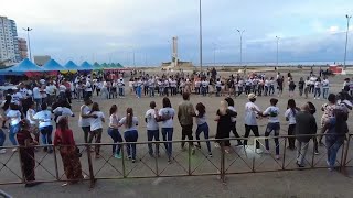 Cientos de cubanos despiden un difícil 2024 bailando frente al malecón de La Habana