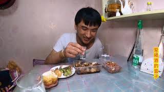 20元买半斤猪头肉，一把花生米，喝半斤白酒真过瘾，周末愉快