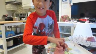 阿丹寶哥哥跟妹妹做動力沙蛋糕 Aidan \u0026 Aislyn make Kinetic Sand Cake