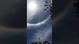 A spectacular rainbow colored Sun halo and arc fill the sky.🌈🫧