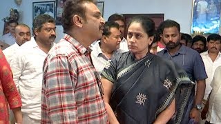 Actress Vijayashanti Gets Emotional @ Vijaya Nirmala's House | Manastars