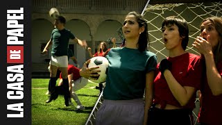 La Casa de Papel Parte 4 | La banda juega al fútbol | Netflix