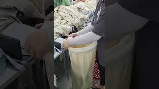 봉제공장에서는 그 많은 바지끈을 어떤 방식으로 다 끼울까? how do fit so many pants strings in a sewing factory